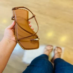 Rasteirinha Marrom com Ajuste e Solado Antiderrapante